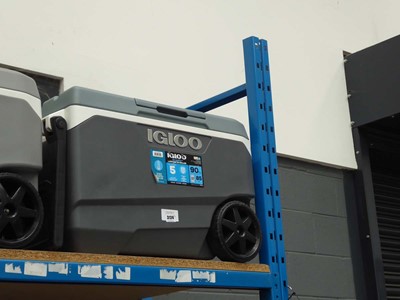 Lot 3124 - Igloo Max Cold Latitude 90 rolling cooler box...
