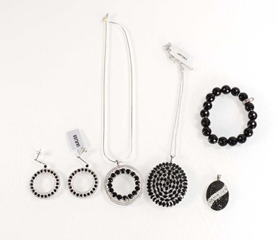Lot 807 - Six items of silver and metalware jewellery...