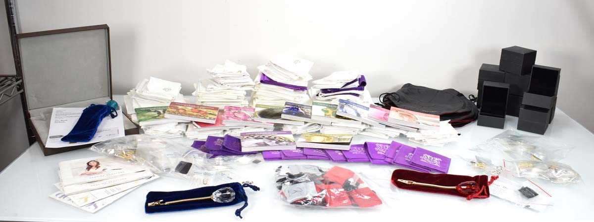 Lot 822 - A group of empty jewellery boxes, pouches,...