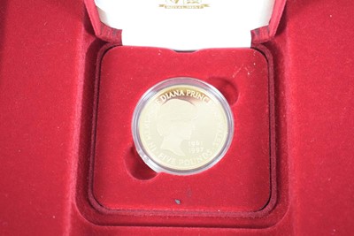 Lot A Royal Mint 1999 gold proof £5 coin...