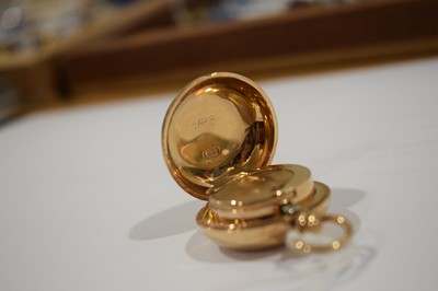 Lot 1000 - An Edwardian 9ct yellow gold sovereign case,...