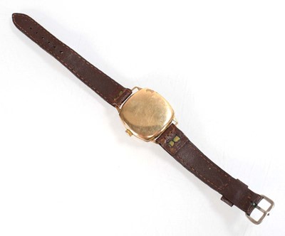 Lot 882 - A gentleman's 9ct yellow gold Sportsmans...
