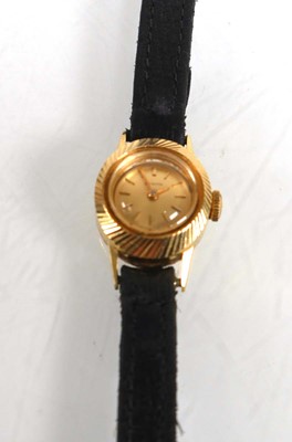 Lot 902 - A ladies 18ct yellow gold wristwatch by Zenith,...