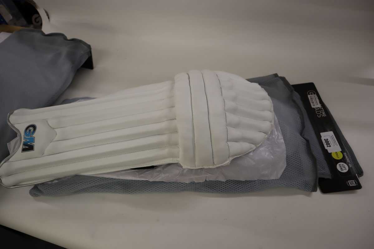 Lot GM Diamond 404 cricket batting pads, small...