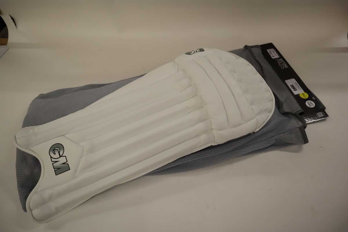 Lot GM 505 cricket batting pads, adult, left hand