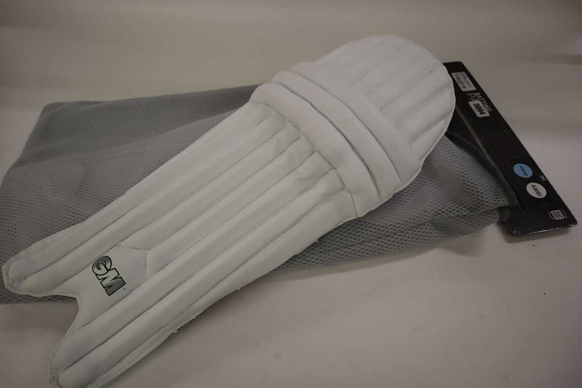 Lot GM 202 cricket batting pads, junior, ambi