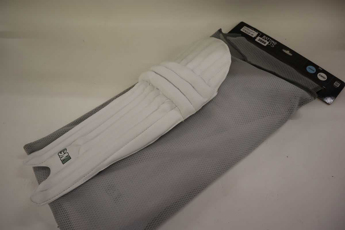 Lot GM 202 cricket batting pads, junior, ambi