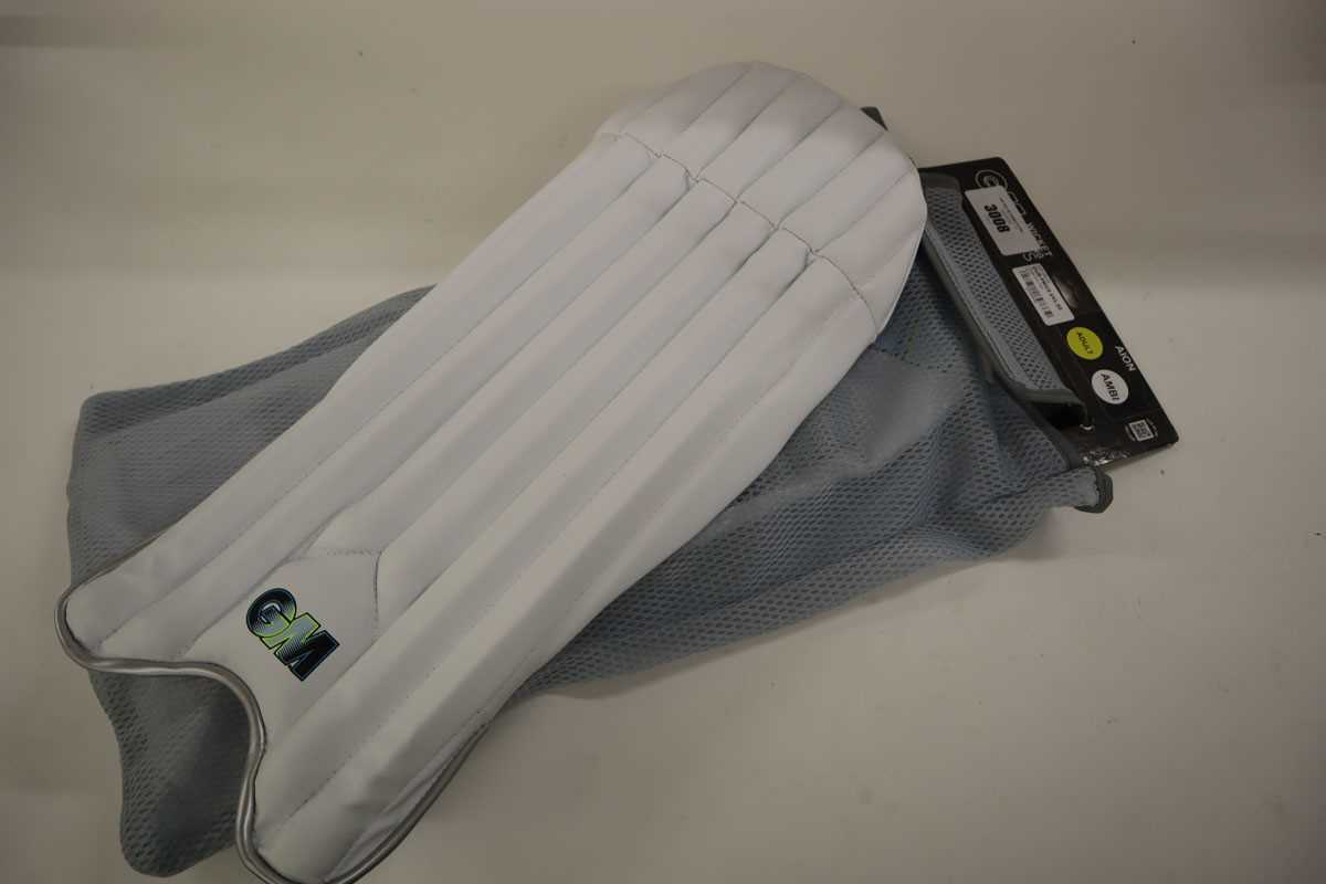 Lot GM 202 cricket batting pads, junior, ambi