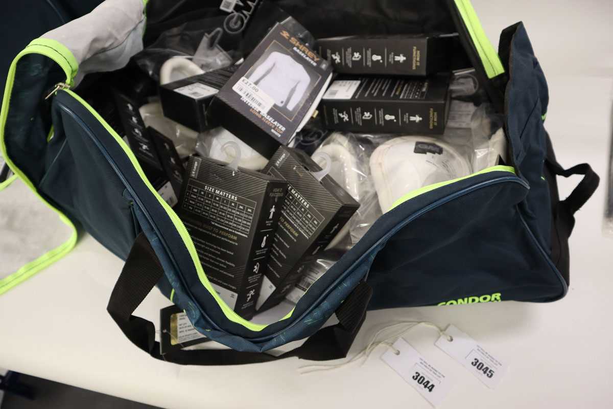 Lot DSC cricket bag containing a large number GM...