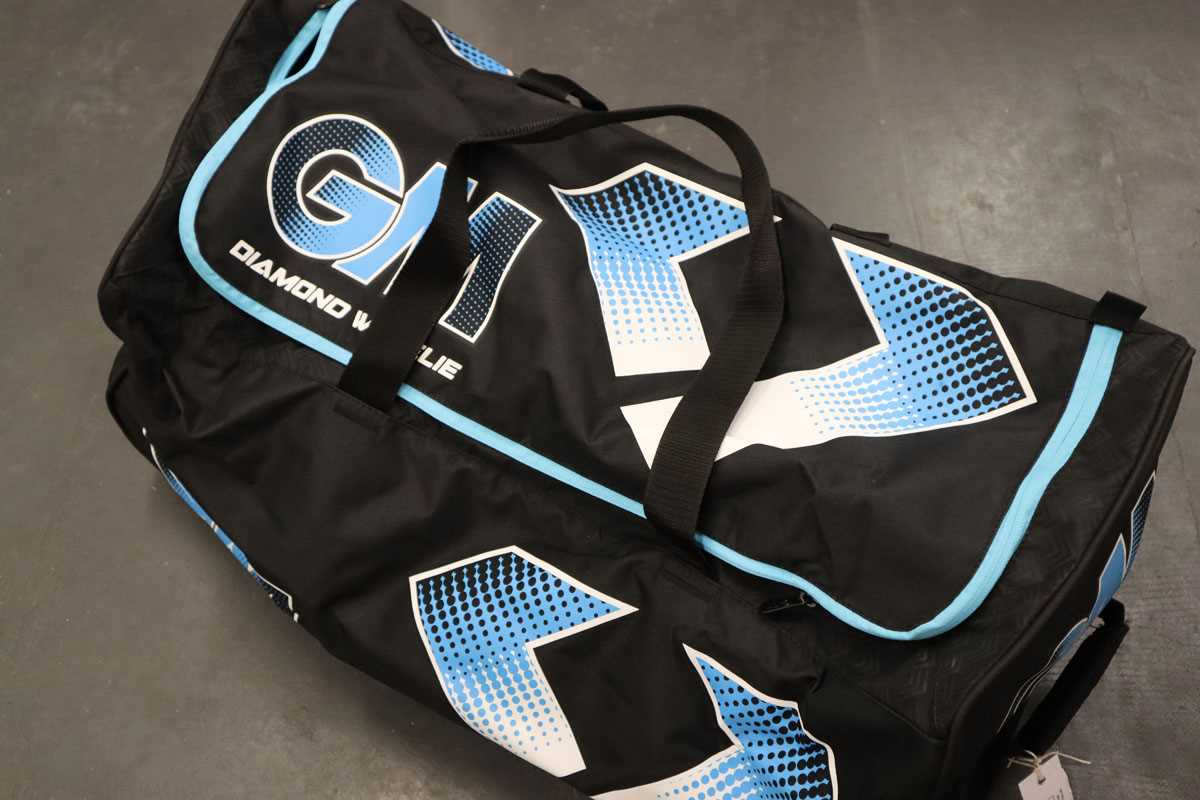 Lot GM cricket bag containing 3x pairs assorted...