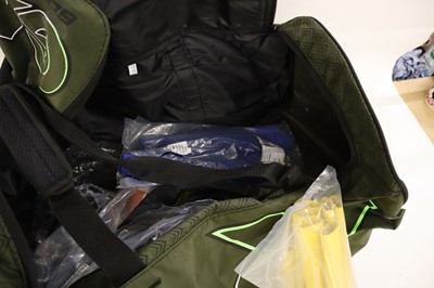 Lot GM cricket bag containing approx. 50x cricket...