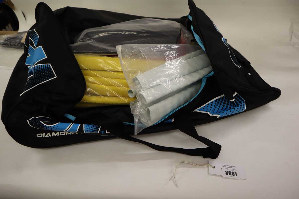 Lot GM cricket bag containing approx. 60x cricket...