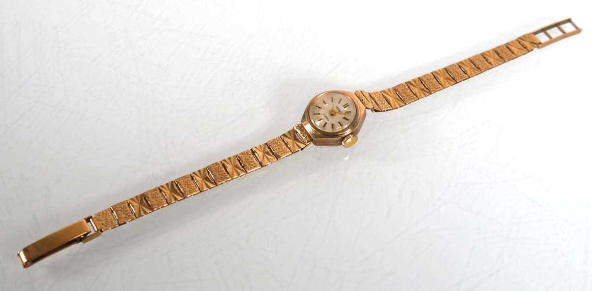 Lot 912 - A ladies 9ct yellow gold wristwatch by Regency,...