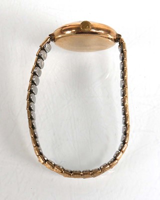 Lot 915 - A ladies 9ct yellow gold wristwatch, the...