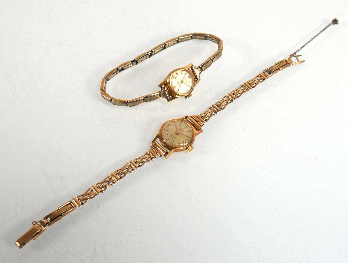 Lot 916 - A ladies 18ct yellow gold wristwatch by...