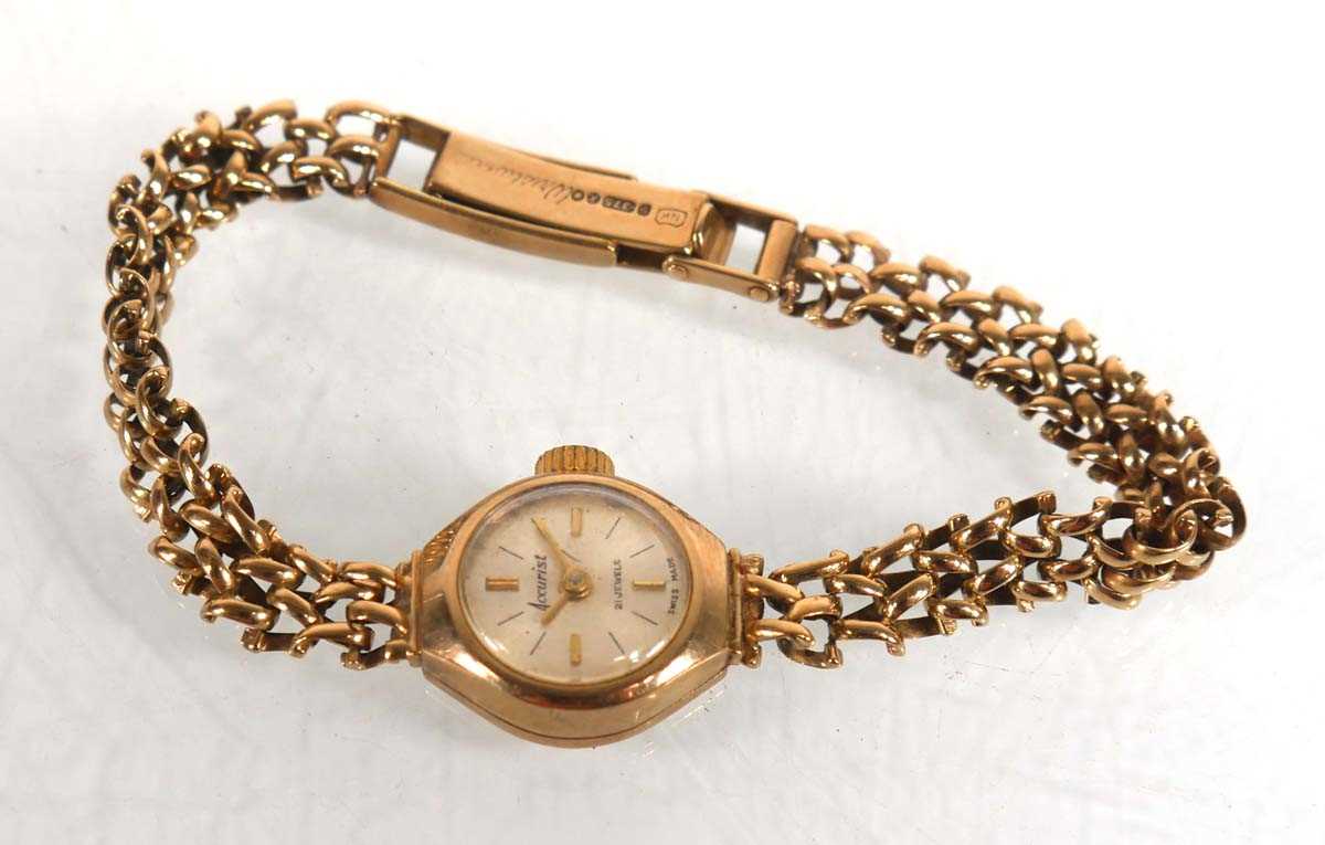 Lot 918 - A ladies 9ct yellow gold wristwatch by...