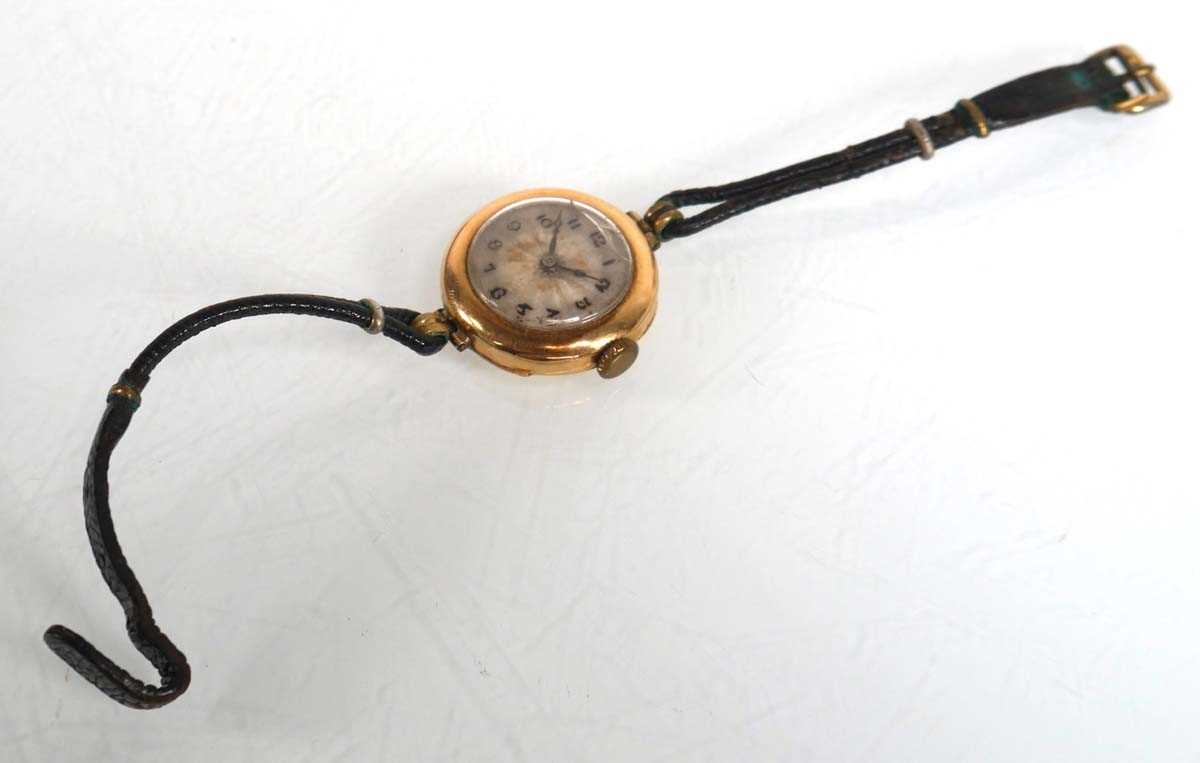 Lot 919 - A ladies 15ct yellow gold wristwatch, the...