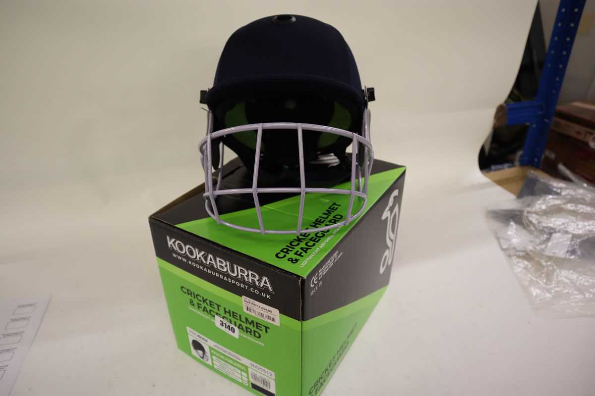 Lot Kookaburra PRO 600F cricket helmet, navy,...