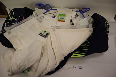 Lot GM cricket bag containing approx. 12x cricket...