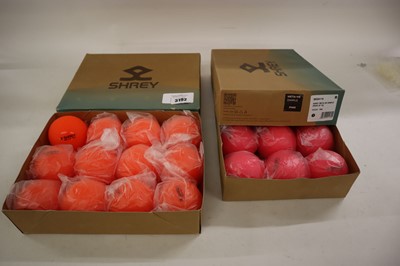 Lot 2x boxes of 12x Shrey Meta hockey balls in...