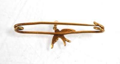 Lot 834 - An early 20th century 15ct yellow gold swallow...