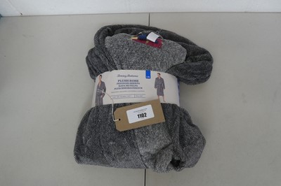 Lot 1102 - Approx. 5 Tommy Bahama plush bath robes