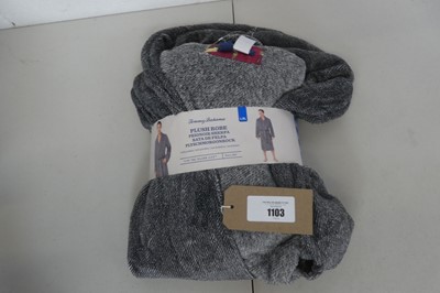 Lot 1103 - Approx. 5 Tommy Bahama plush bath robes