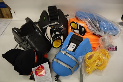 Lot Mercian hockey bag containing 4x assorted GK...