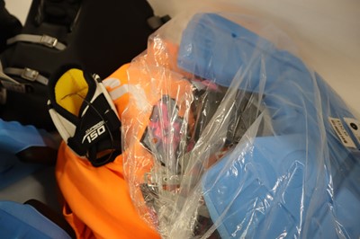 Lot Mercian hockey bag containing 4x assorted GK...