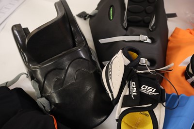 Lot Mercian hockey bag containing 4x assorted GK...
