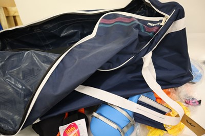 Lot Mercian hockey bag containing 4x assorted GK...