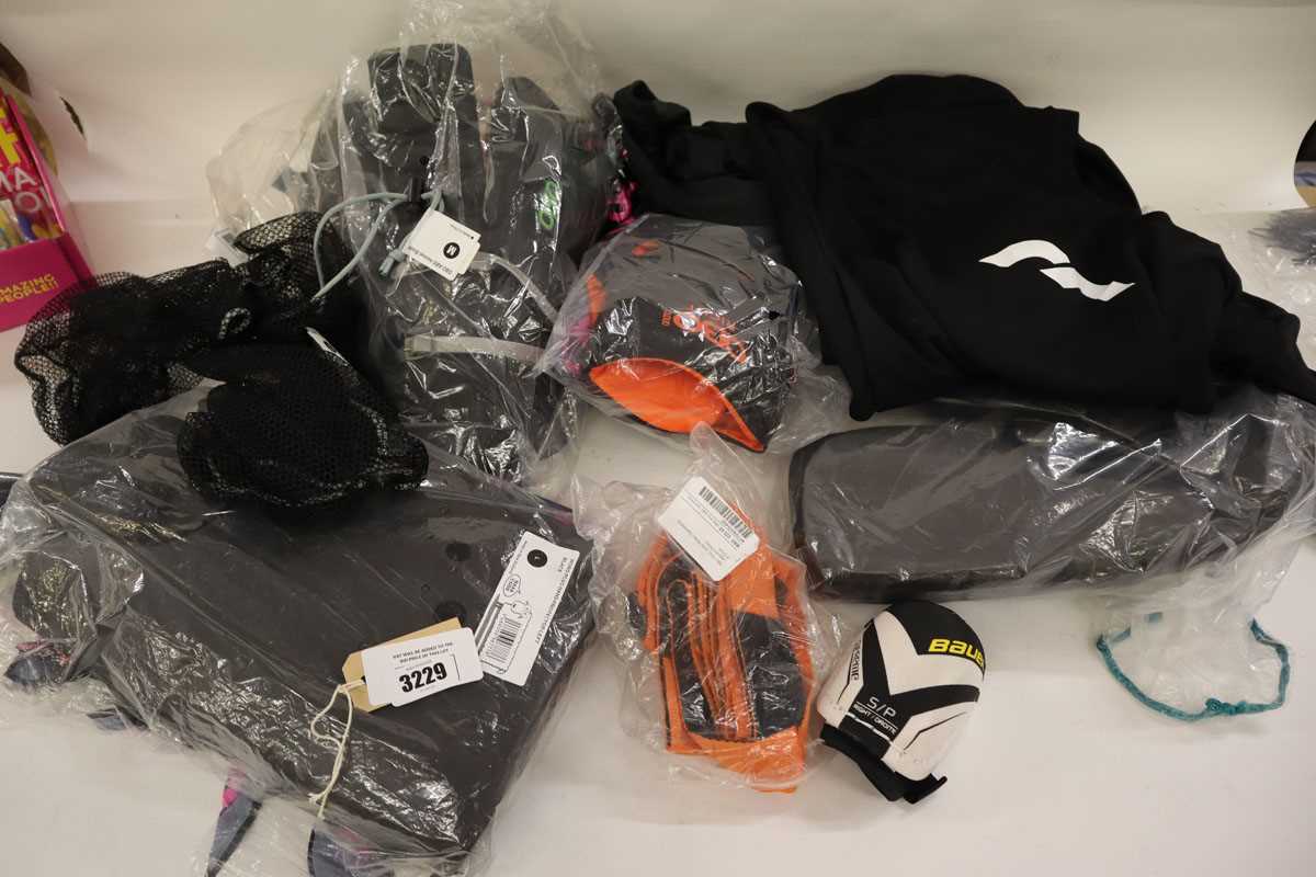Lot Mercian hockey bag containing 2x GK shoe...