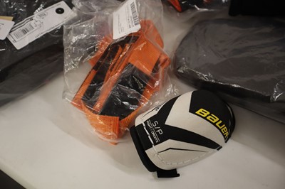 Lot Mercian hockey bag containing 2x GK shoe...