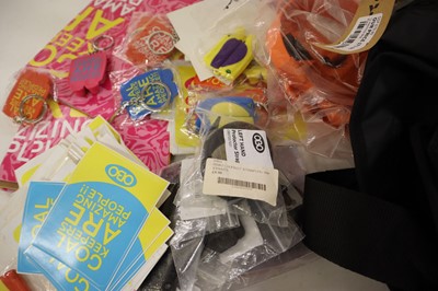 Lot Y1 hockey bag containing OBO stickers,...