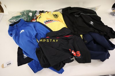 Lot Approx. 12x assorted hockey clothing items,...