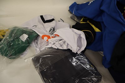 Lot Approx. 12x assorted hockey clothing items,...