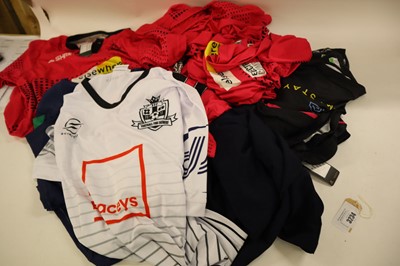 Lot Approx. 12x assorted hockey clothing items,...