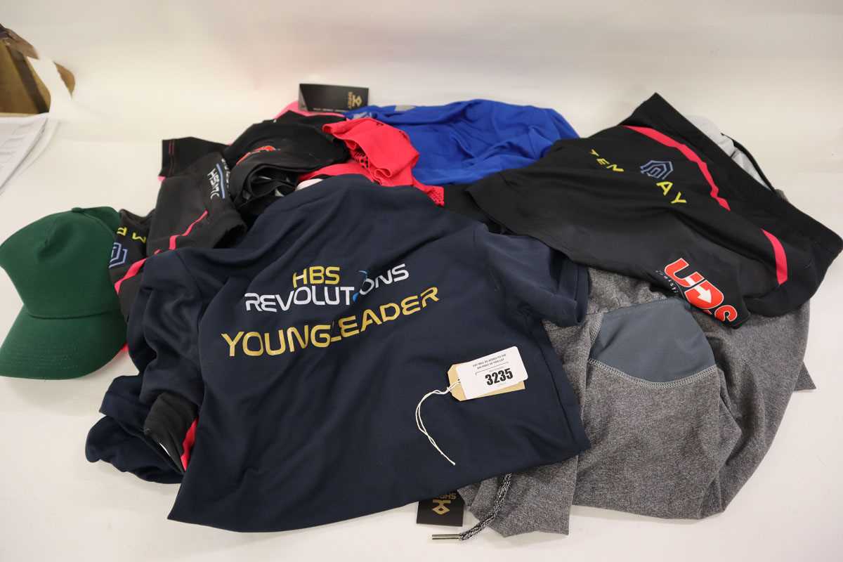 Lot Approx. 12x assorted hockey clothing items,...