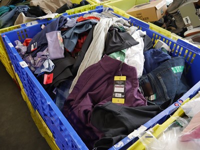 Lot 1151 - Pallet containing mixed mens and womens...