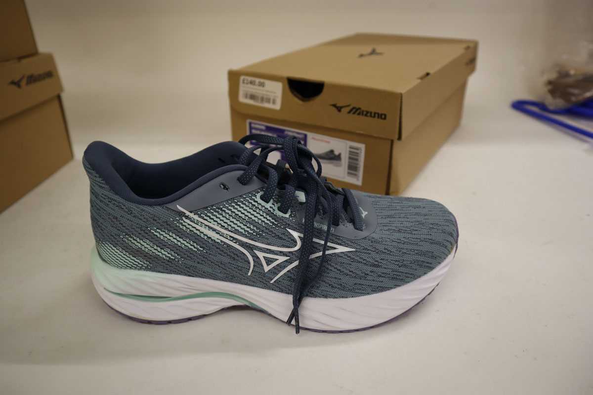 Lot Mizuno Women's Wave Inspire 21 running shoes,...