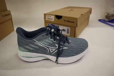Lot Mizuno Women's Wave Inspire 21 running shoes,...