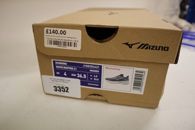 Lot Mizuno Women's Wave Inspire 21 running shoes,...