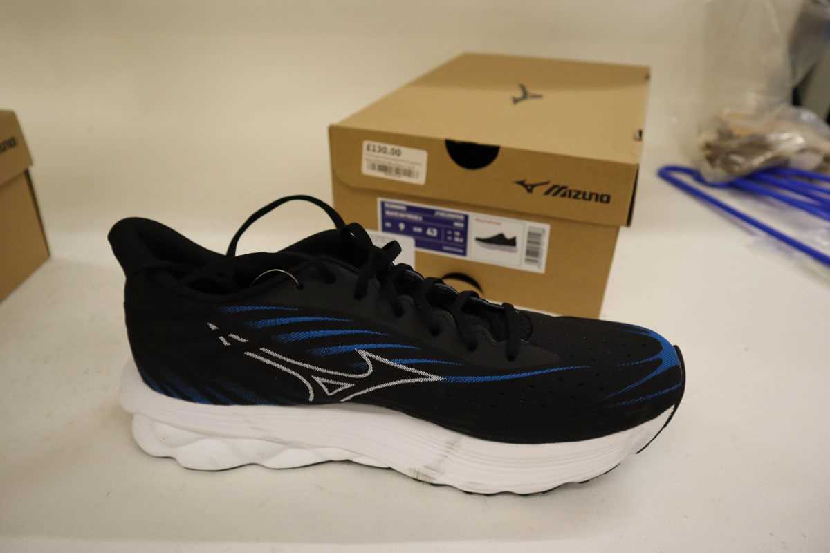 Lot Mizuno Men's Wave Daichi 8 running shoes, UK9,...