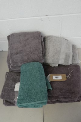 Lot 1213 - Approx. 18 hand towels by Grandeur