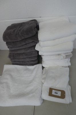 Lot 1214 - Approx. 18 hand and bath towels by Grandeur