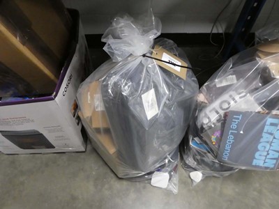 Lot 2222 - Bag of assorted electrical items to include...