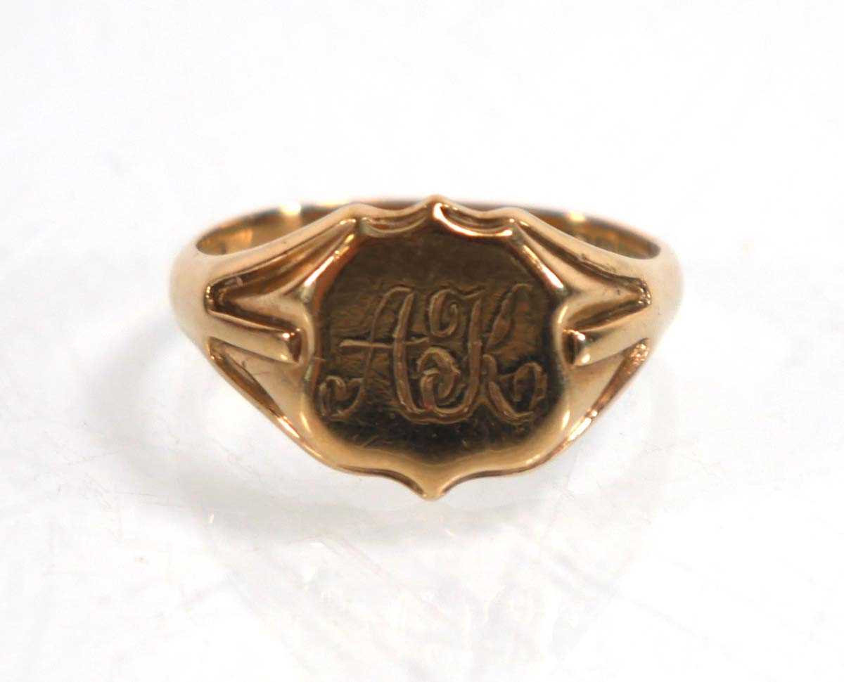 Lot 840 - A 9ct yellow gold signet ring, Birmingham 1965,...
