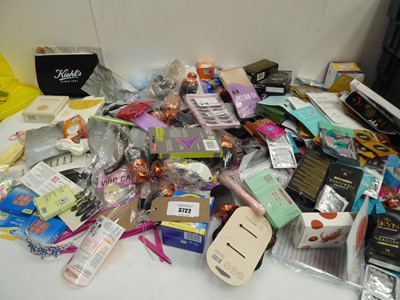 Lot 3722 - Large bag of beauty accessories including...