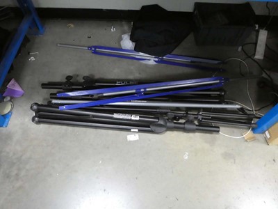 Lot 2381 - Underbay of assorted tripods