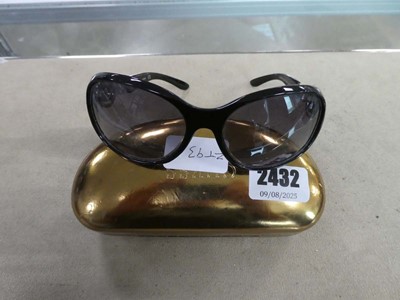 Lot 2432 - Pair of Guess sunglasses